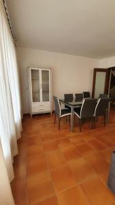 Apartament gran amb gran balco i pati interior