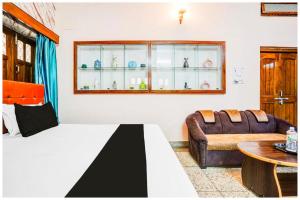 Hotel Subh Aura Suites - Near Kashi Vishwanath Temple And Ganga Ghat -With Fully Air conditioned- Wifi - Room Service - A Luxury Room in Varanasi