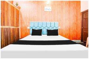 Hotel Subh Aura Suites - Near Kashi Vishwanath Temple And Ganga Ghat -With Fully Air conditioned- Wifi - Room Service - A Luxury Room in Varanasi