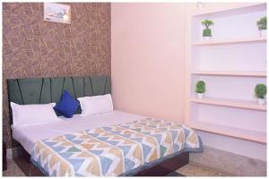 Hotel Subh Aura Suites - Near Kashi Vishwanath Temple And Ganga Ghat -With Fully Air conditioned- Wifi - Room Service - A Luxury Room in Varanasi