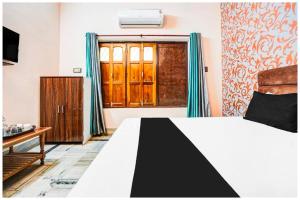 Hotel Subh Aura Suites - Near Kashi Vishwanath Temple And Ganga Ghat -With Fully Air conditioned- Wifi - Room Service - A Luxury Room in Varanasi