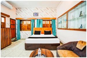 Hotel Subh Aura Suites - Near Kashi Vishwanath Temple And Ganga Ghat -With Fully Air conditioned- Wifi - Room Service - A Luxury Room in Varanasi