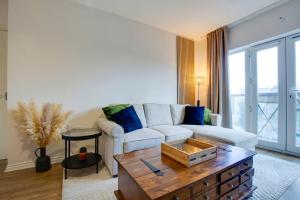 Pass the Keys Stylish and Modern Flat with Free Parking