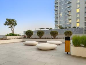 Spacious 1BR for 2, 10 Min Meydan Racecourse, Pool & Gym Access