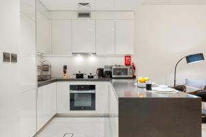 Spacious 1BR for 2, 10 Min Meydan Racecourse, Pool & Gym Access