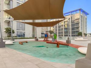 Spacious 1BR for 2, 10 Min Meydan Racecourse, Pool & Gym Access