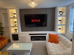 2 Private Contractor-Friendly Rooms