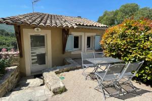 Apartement with pool for rent in Bonnieux LAdjudant