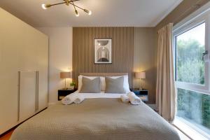 Pass the Keys Stylish Riverside Apartment with Free Parking