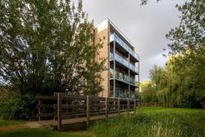 Pass the Keys Stylish Riverside Apartment with Free Parking