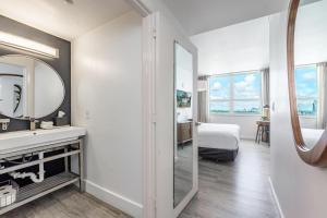 Spacious Connecting Studios Sleeps 4 with 2 Parking Spots