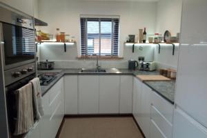 2 Bed Cottage Sleeps 4 -Private Garden -Pets Okay