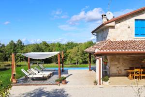 Villa Krug with 3 br and a pool immersed in nature near Buje