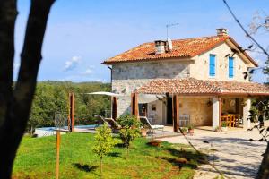 Villa Krug with 3 br and a pool immersed in nature near Buje