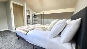 Comfy Entire Apartment with Free Parking in Bury Town