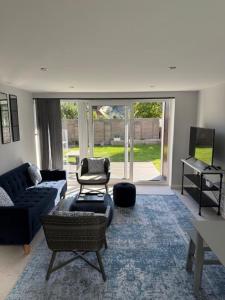 BEACHLANDS by BOURNECOAST - Ground Floor Apartment with Private Garden - Near Southbourne Beach - FM6215