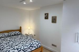 4 Bed House - Sleeps 10 - Pets - Parking - Wifi