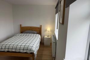 4 Bed House - Sleeps 10 - Pets - Parking - Wifi