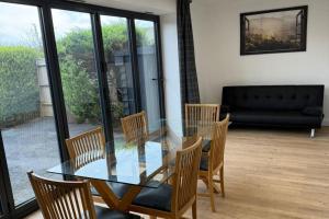 4 Bed House - Sleeps 10 - Pets - Parking - Wifi
