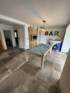 Villa 170m2 avec piscine , terrain de petanque, billard et jeux de flechettes