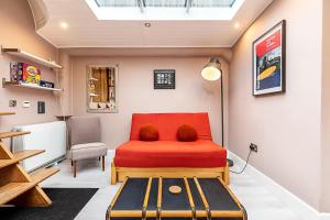 Modern Kew Bridge Houseboat