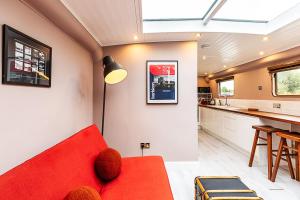 Modern Kew Bridge Houseboat