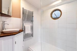 Modern Kew Bridge Houseboat