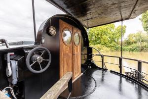 Modern Kew Bridge Houseboat