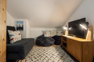 Chalet Le Faon - central Morzine, sleeps 9