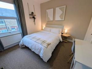 The Heritage Hideaway - King bed, Free parking, Walk to c-centre & Hospital