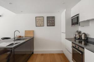A modern two bedroom flat with private parking