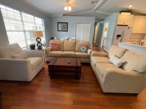 Tarpon - Spacious Updated W&D Full Kitchen 1.5 Mi to Beach
