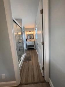 Tarpon - Spacious Updated W&D Full Kitchen 1.5 Mi to Beach