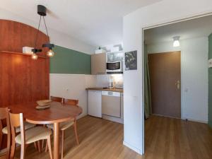 Appartement T2 avec terrasse, proche des pistes, piscine couverte, salle de fitness et services inclus - FR-1-404-305