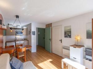 Appartement T2 avec terrasse, proche des pistes, piscine couverte, salle de fitness et services inclus - FR-1-404-305
