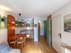 Appartement T2 avec terrasse, proche des pistes, piscine couverte, salle de fitness et services inclus - FR-1-404-305