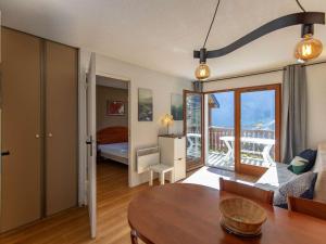 Appartement T2 avec terrasse, proche des pistes, piscine couverte, salle de fitness et services inclus - FR-1-404-305