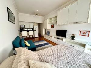 Studio apartment in Leblon near the beach