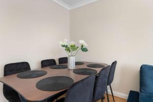 Three Bedroom Apartment in Gdynia Center with Desk by Noclegi Renters