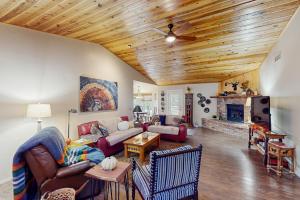 3BR Home Close to Golf, Trails, Lake, and Ski Resort