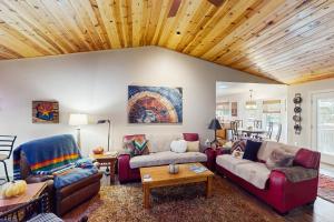 3BR Home Close to Golf, Trails, Lake, and Ski Resort