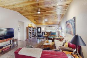 3BR Home Close to Golf, Trails, Lake, and Ski Resort