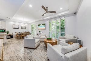 Walk to Hollywood Beach Luxury Family Getaway!