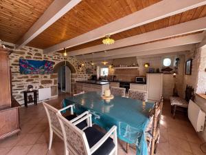 Maison bretonne en pierre à deux kms de la mer