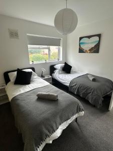 3 bedroom house, stones throw from SMH