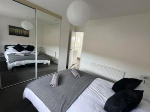 3 bedroom house, stones throw from SMH