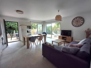 Le Flamboyant, central, plage & port