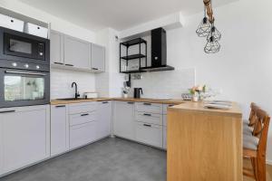 Functional Apartment with Parking in Cracow by Noclegi Renters