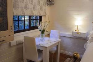 1 Bed Lodge - Southampton - Sleeps 2 - Parking