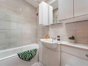 Drovers Lodge, farm retreat in rural Lanarkshire, family and pet friendly, onsite craft distillery, perfect location for exploring central Scotland